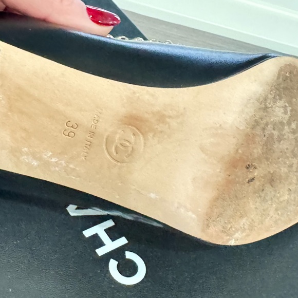 Black Chanel pumps with gold chain in great condition comes with box size 39 - Picture 7 of 8